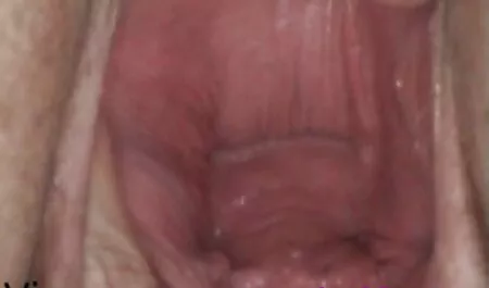 短い髪のブルネットの小さなベッドのクソ 女の子 の ため の 無料 エロ 動画