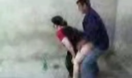 夜を過ごすために、黒人男性は小さな女の子に会いたかったです 大人 向け エロ 動画