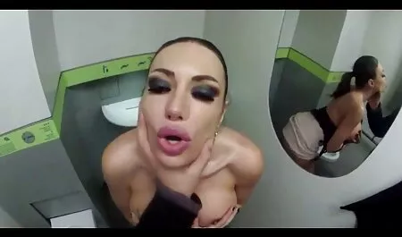 紳士はベッドの中で金髪の髪を性交する アダルト 動画 女 向け