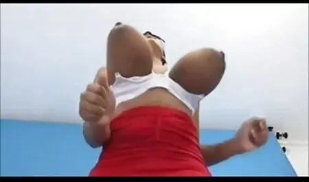 メガネを持つ女の子は、カメラのすべての魔法を示しています 女性 向け 無料 sex 動画