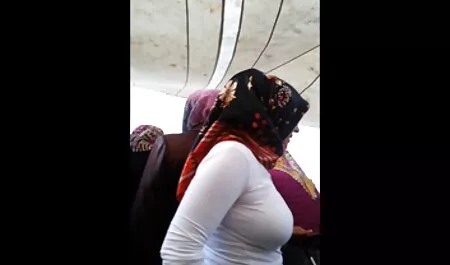 女の子は膣ボールとstripteaseを示しています 女子 向け 無料 アダルト 動画