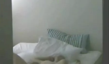 彼女は再び落ち着いて、癌の女の子をテーブルに連れて行った 無 修正 女性 向け 動画