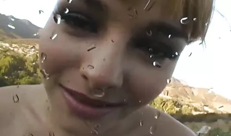 美しいブルネットは、ソファの上に男に降伏した 女 用 アダルト 動画